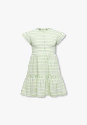 Vestito a righe verdi chiaro e bianche a maniche corte con scollo rotondo, bottoni frontali e gonna a balze arricciata per bambini piccoli.