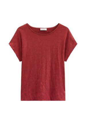Czerwona koszulka z krótkim rękawem o luźnym kroju, z okrągłym dekoltem i subtelną teksturą, wyłożona na płasko na białym tle.