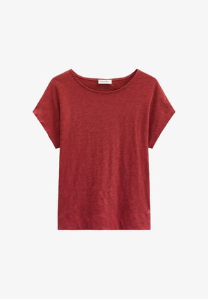 Czerwona koszulka z krótkim rękawem o luźnym kroju, z okrągłym dekoltem i subtelną teksturą, wyłożona na płasko na białym tle.