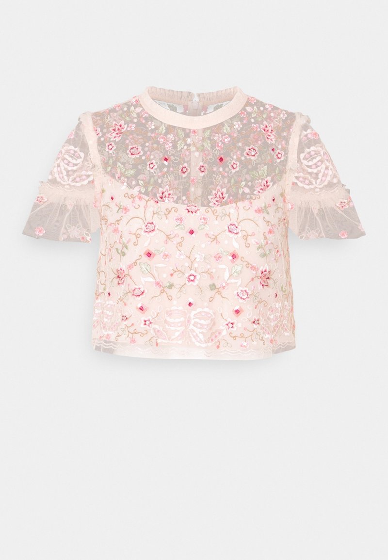 Blouse courte rose transparente avec broderies florales, manches courtes à volants et col rond avec fermeture boutonnée au dos.