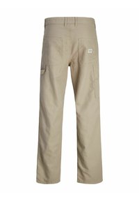Pantalones cargo beige con un corte recto; cuenta con dos bolsillos traseros y un bolsillo lateral. Fabricados en un resistente tejido de algodón.
