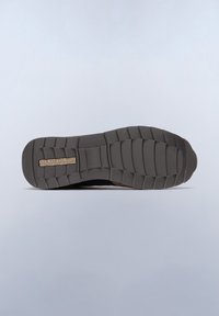 Suola di scarpa marrone in gomma testurizzata, con una presa a motivo, un logo rettangolare e bordi lisci a forma rettangolare.