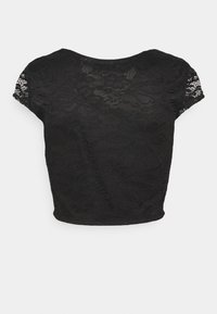 Haut noir à manches courtes en dentelle avec motifs floraux, col rond et silhouette ajustée. Texture lisse avec un effet légèrement transparent.