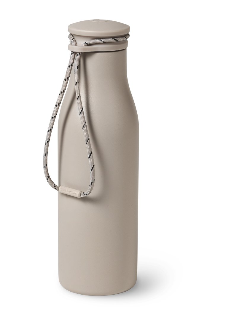 Botella de agua aislante beige con un acabado mate suave, forma cilíndrica, tapa redonda y una correa trenzada para llevar.