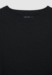Maglione nero a coste con collo rotondo, caratterizzato da una leggera lucentezza. L'etichetta riporta la scritta "CALLIOPE" e la taglia "S". Tessuto morbido, design aderente.