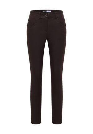 Pantaloni marroni slim-fit realizzati in un tessuto morbido ed elastico. Presentano tasche frontali e posteriori, chiusura con bottone e un design liscio e pulito.