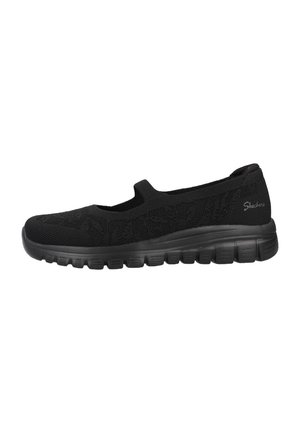 Chaussure noire Skechers sans lacets avec semelle flexible en caoutchouc et tige tricotée, dotée d'une sangle sur le cou-de-pied pour un maintien sécurisé.