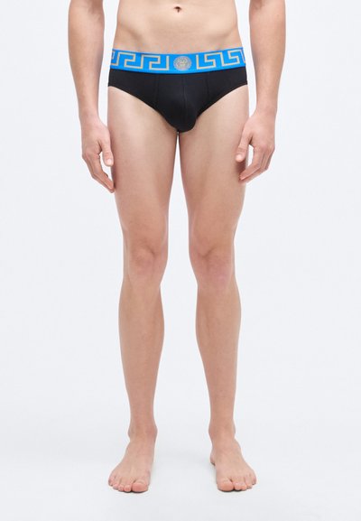 Caleçons noirs en coton avec une ceinture bleue ornée d'un motif clé grecque et d'un logo. Le design est ajusté et de taille moyenne, garantissant le confort.