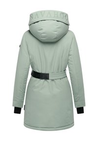 Parka vert menthe avec capuche, taille ceinturée et accents noirs. Texture lisse, design mi-long, présentant des détails de logo sur la capuche.