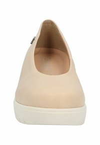 Zapato de slip-on color rubor con parte superior sintética suave, punta redondeada y suela de goma blanca en contraste; presenta un acento lateral.