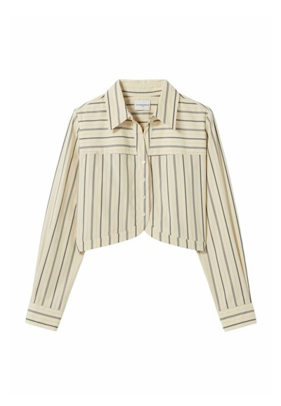 Camicia corta beige con righe verticali scure, dotata di due tasche frontali e colletto classico, realizzata in tessuto leggero.