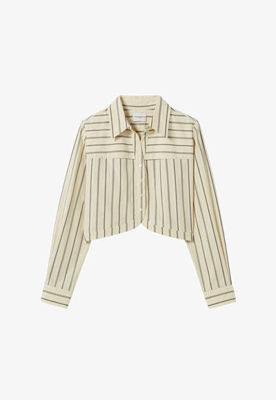 Camicia corta beige con righe verticali scure, dotata di due tasche frontali e colletto classico, realizzata in tessuto leggero.