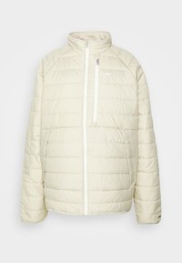 Beige puffjakke med høy krage, utstyrt med glidelås foran, glidelåslomme og subtil logo på brystet. Jevn tekstur og quiltet design.