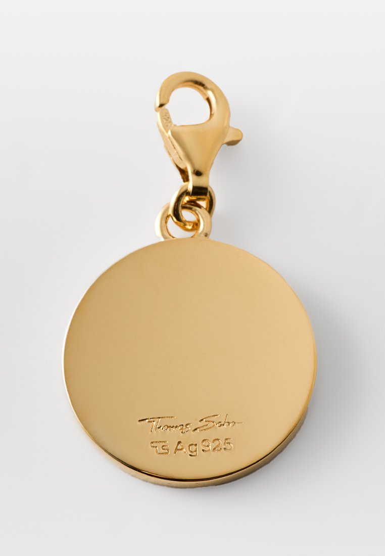 Runder Goldanhänger mit Verschluss, graviert mit "Thomas Sabo" und "Ag 925" auf weißem Hintergrund.