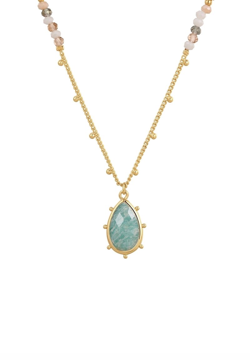 Colier din aur cu un pandantiv în formă de lacrimă din turcoaz, cu o suprafață fațetată, accentuat de mici perle aurii.