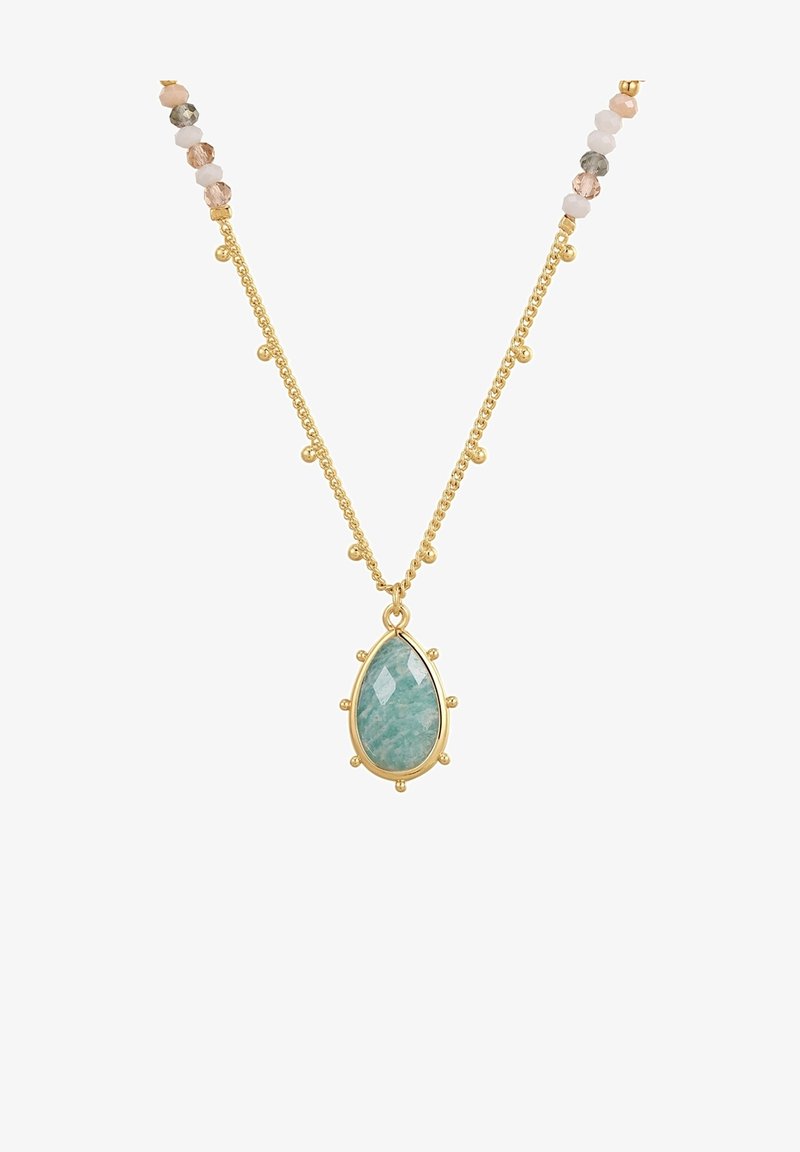 Zlatna verižica s kapljičastim turkiznim obeskom z faceted površino, okrašena z majhnimi zlatimi kroglicami.