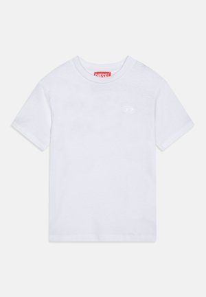 Camiseta de algodón blanca de mangas cortas, con cuello redondo y un pequeño logo tonal en el pecho. La etiqueta presenta una etiqueta roja contrastante.