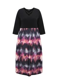Svart och rosa tie-dye klänning med V-ringning och korsande detaljer, med 3/4 ärmar och en flödande kjol. Tillverkad av mjukt tyg.
