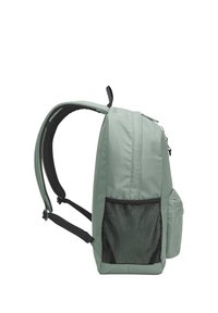 Ανοιχτοπράσινο σακίδιο με επενδυμένους ιμάντες ώμου, μαύρη πλευρική τσέπη από δίχτυ και μπροστινή θήκη με φερμουάρ, εμφανιζόμενο από το πλάι.