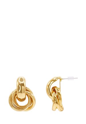 Paar glänzende Ohrstecker aus goldfarbenem Metall mit ineinander verschlungenem kreisförmigem Design und Stecker-Verschlüssen vor weißem Hintergrund.
