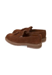 Bruine suède tassel loafers met rubberen zool en een gewatteerde binnenvoering, gezien vanaf de zijkant op een witte achtergrond.