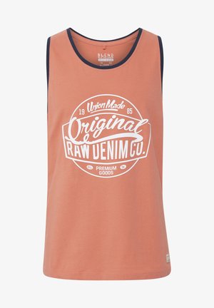 Persikavärvi T-särk, mis on valmistatud puuvillast, ümmarguse kaelusega, laevatropp ja valge graafiline tekst ringjates kujundites.