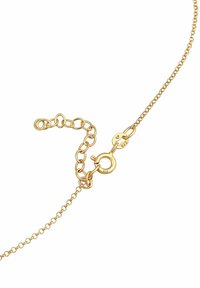 Goudkleurige metalen kettinghalsketting met een kreeftsluiter, met schakels van verschillende groottes en een kleine verlengkettinkje voor verstelbare lengte.