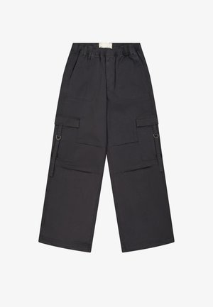Czarne spodnie cargo z elastycznym pasem, wieloma bocznymi kieszeniami i prostym krojem nogawek. Wykonane z trwałego materiału, z minimalną ilością elementów metalowych.