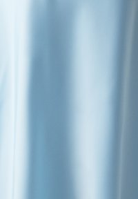 Vaaleansininen satiinikangas, jossa on sileä ja kiiltävä pinta. Materiaali laskeutuu pehmeästi, vangitsee valoa ja luo hienovaraisia heijastuksia.