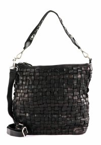 Borsa a tracolla in pelle intrecciata nera con superficie texture, hardware in argento e tracolla regolabile. Presenta una chiusura a cerniera nella parte superiore.