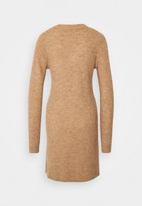 Abito a maglia color beige con maniche lunghe, scollatura rotonda e texture a coste. Fessure laterali all'orlo per facilitare i movimenti.