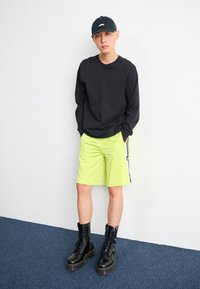 adidas Originals MEGABREAK - Treniņtērpa apakšdaļas - bahia glow