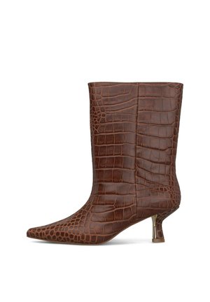 Bota de piel marrón hasta media caña con textura de cocodrilo, puntera puntiaguda y tacón corto tipo kitten en tono dorado sobre fondo blanco.