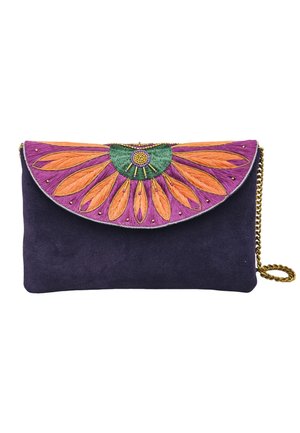 Pochette en daim bleu marine avec rabat ornée d'un motif de pétales brodés roses et orange et chaîne dorée.