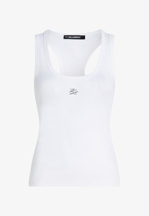 Biała prążkowana koszulka na ramiączkach z okrągłym dekoltem i designem w stylu racerback. Posiada małe czarne haftowane logo z przodu. Miękka tekstura materiału.