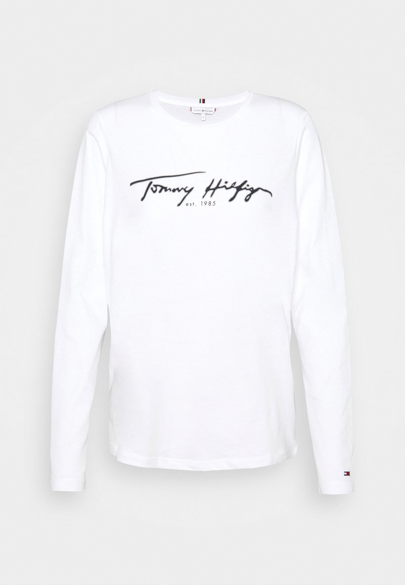 T-shirt bianco a maniche lunghe in cotone, con testo logo in corsivo nero e un piccolo accento colorato sulla manica.