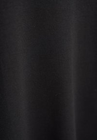 Czarna tkanina o gładkiej fakturze. Powierzchnia wydaje się lekko matowa, bez wzorów lub widocznych detali metalowych.