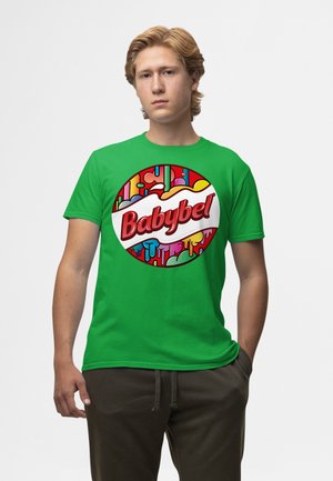Grøn bomulds t-shirt med et cirkulært Babybel-logo med en farverig, dryppende maledesign på en hvid baggrund.