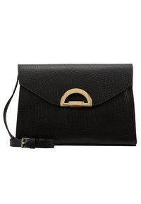 Borsa clutch in pelle nera con finitura testurizzata, dotata di una chiusura in metallo dorato a forma di semicerchio e una tracolla removibile.