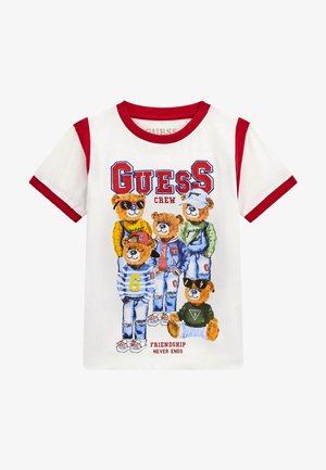 T-shirt bianco con maniche corte rosse, caratterizzato da una grafica colorata di orsi dei cartoni in abbigliamento. Il testo recita "L'AMICIZIA NON FINISCE MAI".