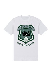Bílý bavlněný tričko s designem zeleného štítu s labutí, golfovým míčkem a kříženými golfovými holemi. Text: "Ocean View Golf & Tennis Club."