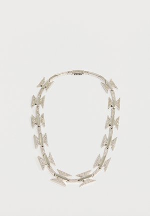 Sudraba kaklarota ar strēlnieka galviņu motīvu maiņu un gludām saitēm, dažas strēlnieku galviņas rotātas ar mazām caurspīdīgām kristālu pērlītēm papildu detaļām.