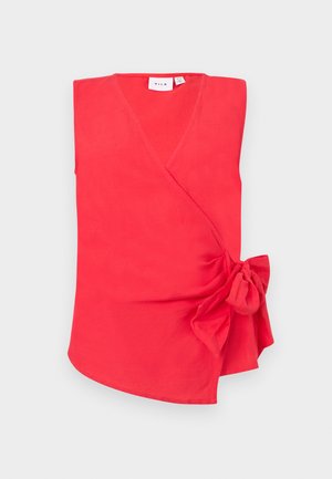 Mouwloze rode wikkelblouse met zijstrikdetail, V-halslijn en asymmetrische zoom.