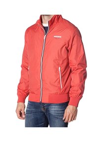 Veste bomber zippée rouge en matériau léger, dotée d'un col montant, de poignets côtelés et de poches latérales avec des accents blancs.