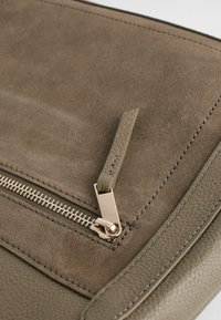 Next POCKET MESSENGER - REGULAR FIT - Rankinė per petį - khaki green