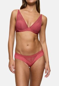 Frambozen lingerie set met een driehoekige kanten beha met een golvende rand en bijpassende met kant afgewerkte slipjes, van een gladde stof met elastische banden.