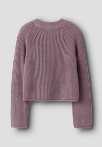 Pull en tricot violet clair avec une texture côtelée, design court et manches raglan. Couleur unie sans motifs ni matériel.