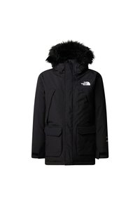 Μαύρο παρκά με κουκούλα από συνθετική γούνα, κλείσιμο με φερμουάρ και κουμπιά, δύο μπροστινές τσέπες και λογότυπο στο στήθος. Το ύφασμα έχει λεία υφή.