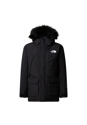 Crna parka jakna s kapuljačom od umjetnog krzna, zatvaračem i kopčama, dva džepa sprijeda i logotipom na prsima. Tkanina ima glatku završnu obradu.