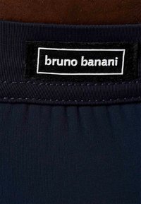 Costume da bagno blu navy con cintura in tessuto testurizzato. Presenta un'etichetta nera con testo bianco che recita "bruno banani". Finitura liscia.